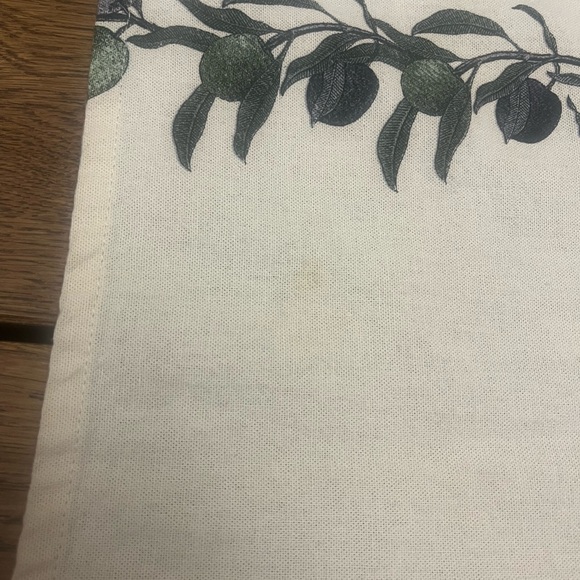 Elegant H&M Home Table Runner - Picture 3 of 5